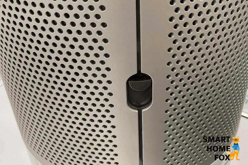 Der Schieberegler an der Seite der Luftgitter vom Dyson Pure Humidify and Cool PH01 wird nach unten gedrückt.